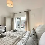 Liva - Ulzburg - Naehe Hamburg & Flughafen - Naehe Bahnhof - Terrasse - Smart-tv 3*