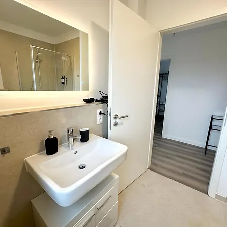 Aparthotel Liva - Ulzburg - Naehe Hamburg & Flughafen - Naehe Bahnhof - Terrasse - Smart-tv