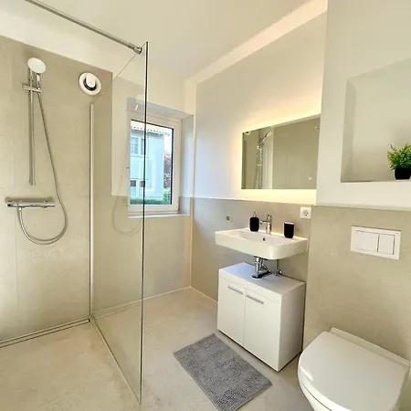 Aparthotel Liva - Ulzburg - Naehe Hamburg & Flughafen - Naehe Bahnhof - Terrasse - Smart-tv